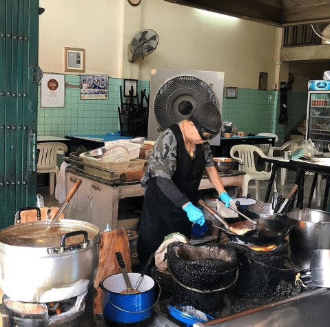Jay Fai 大厨一手包办所有煮食，吸引大家蜂拥而来一试她的手艺。图源：instagram@jayfaibangkok